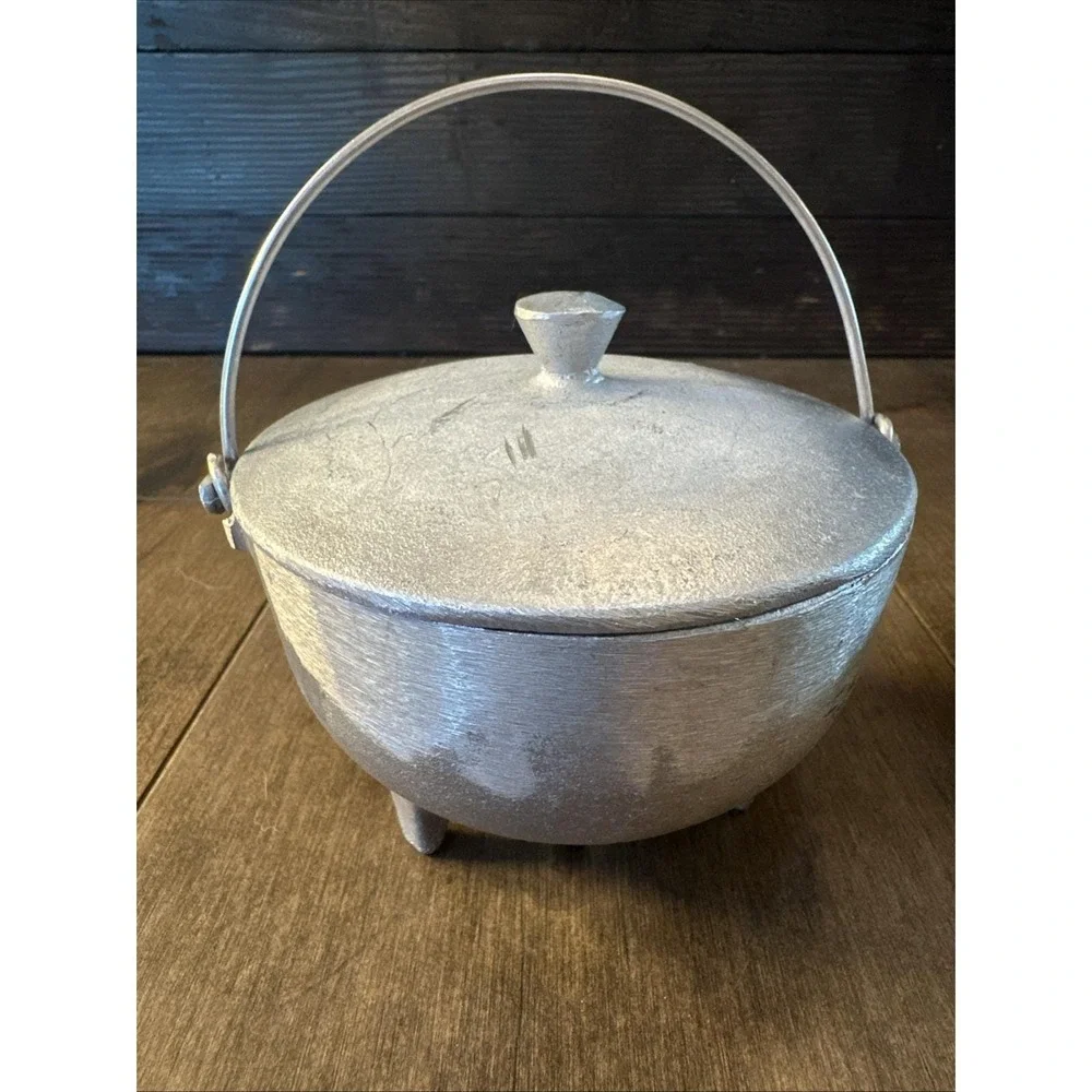 2x Vintage Cast Aluminum Service Ideas‎ Inc. MPLS Minn. Country Kettles W/ Lids.